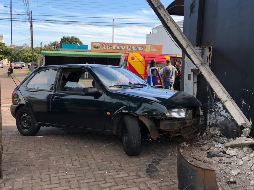 Carro bate contra imóvel e derruba poste no Bairro Alto Alegre