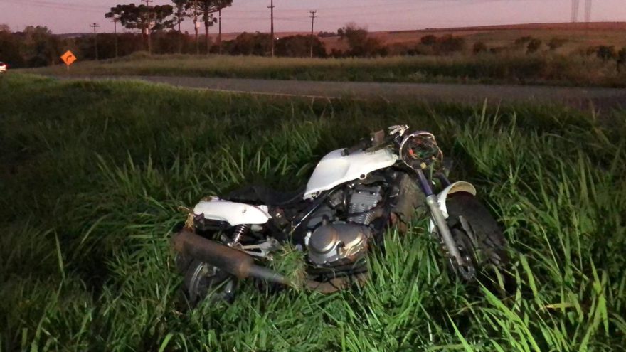 Com Honda CB500, jovem sai da pista na BR-467 e fica ferido