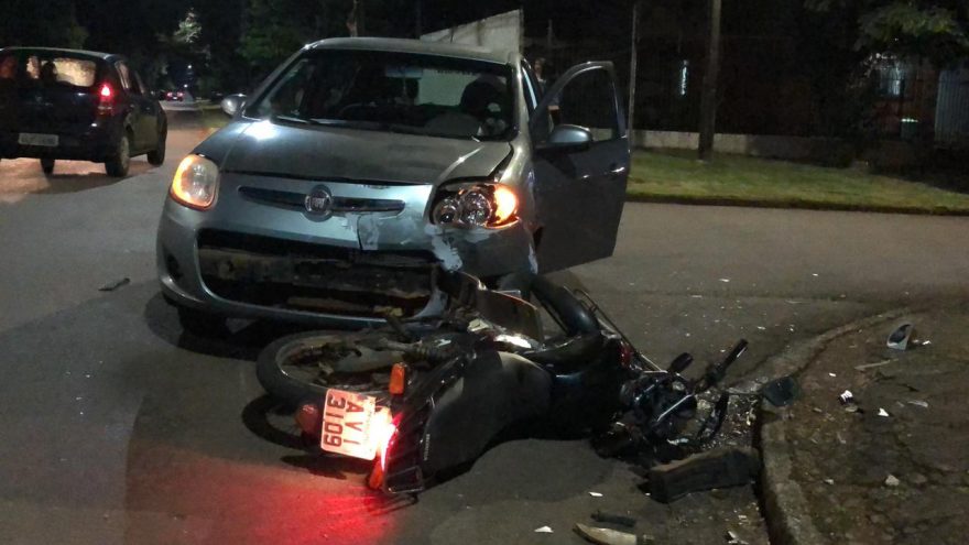 Motociclista tem fratura na perna após colisão com carro na Rua Flamboyant