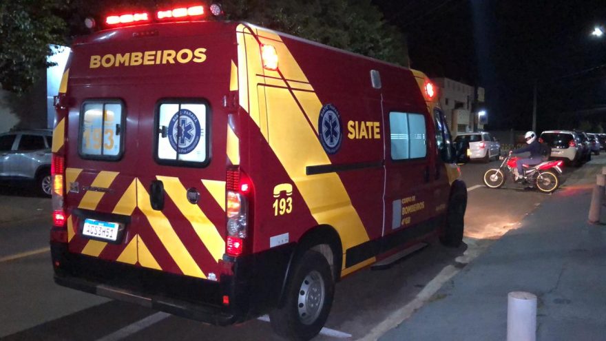 Jovem fica ferido em colisão entre carro e moto na Rua Rio da Paz