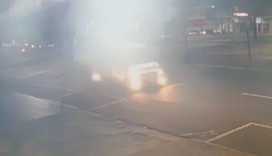 Vídeo mostra Van fazendo conversão à direita e batendo com moto na Avenida Brasil