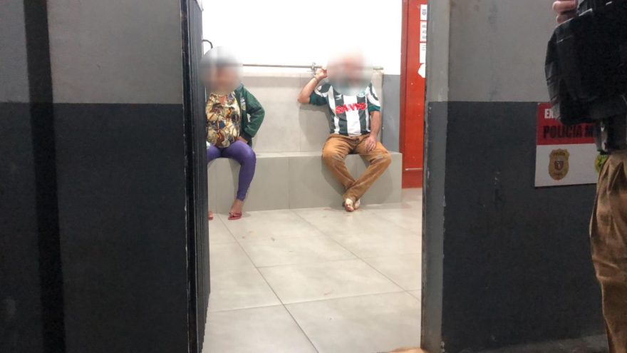 Após denúncia de vizinhos, pais são detidos acusados de abuso sexual contra a filha de seis anos: ‘colocou o dedo na vagina’