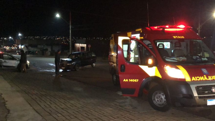 Carros se envolvem em colisão no cruzamento das Ruas Adolfo Garcia e Poente Sol