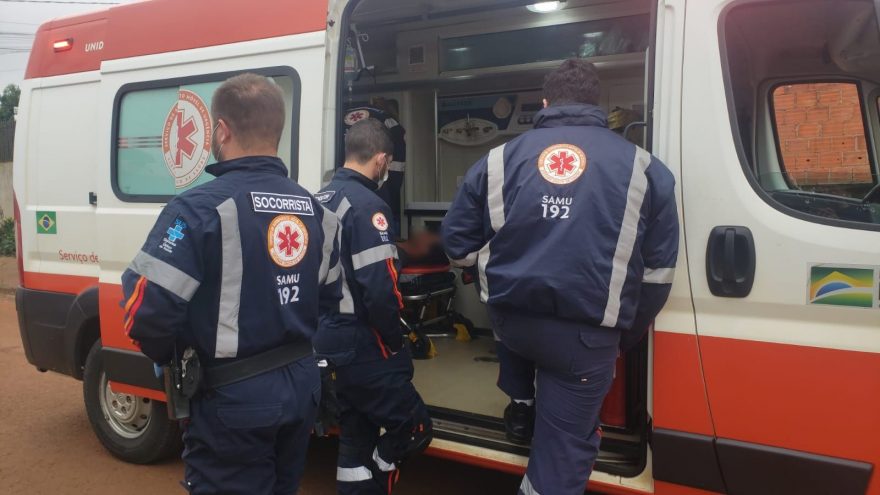 Surtado, homem armado com barra de ferro é contido pela GM e socorrido pelo Samu
