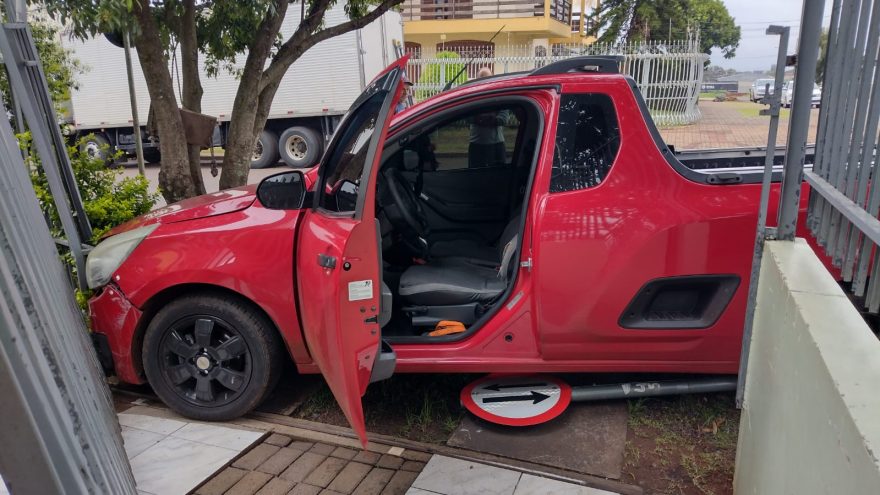 Carro invade residência e motorista fica ferido no Maria Luiza