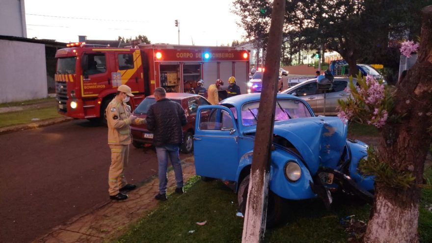 Fusca azul colide contra poste de energia elétrica no Santa Cruz