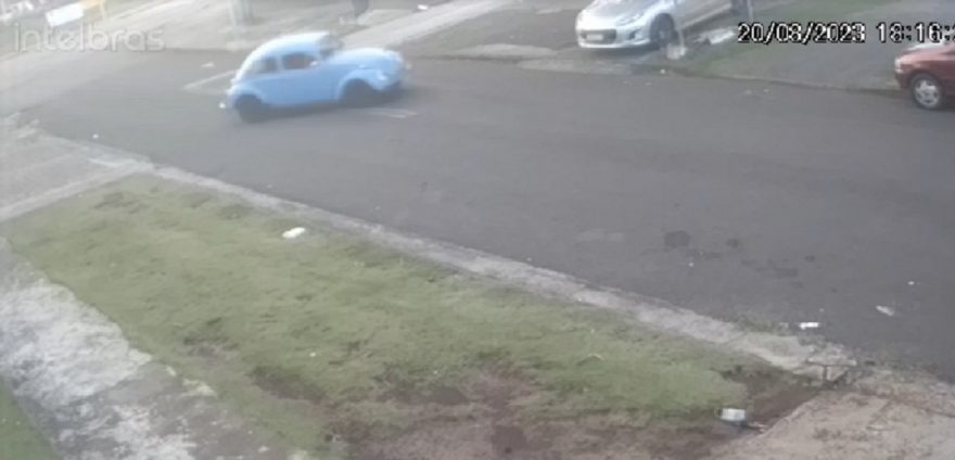Vídeo mostra Fusca desgovernado antes de atingir poste no Santa Cruz