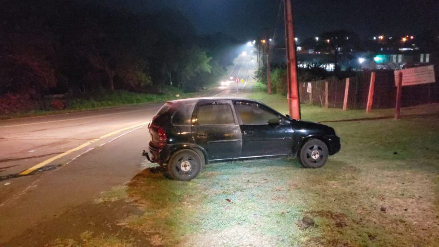 Corsa com indicativo de furto é incendiado no Bairro Guarujá