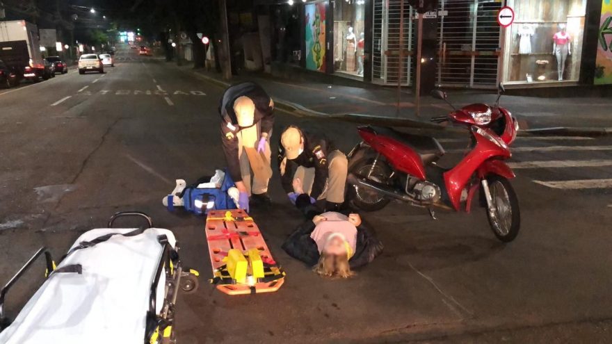 Motociclista fica ferida ao sofrer queda no Centro