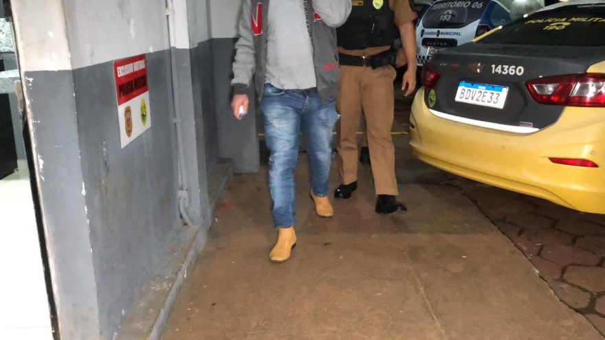 Homem é detido após quase colidir em viatura da PM e recusar teste do bafômetro