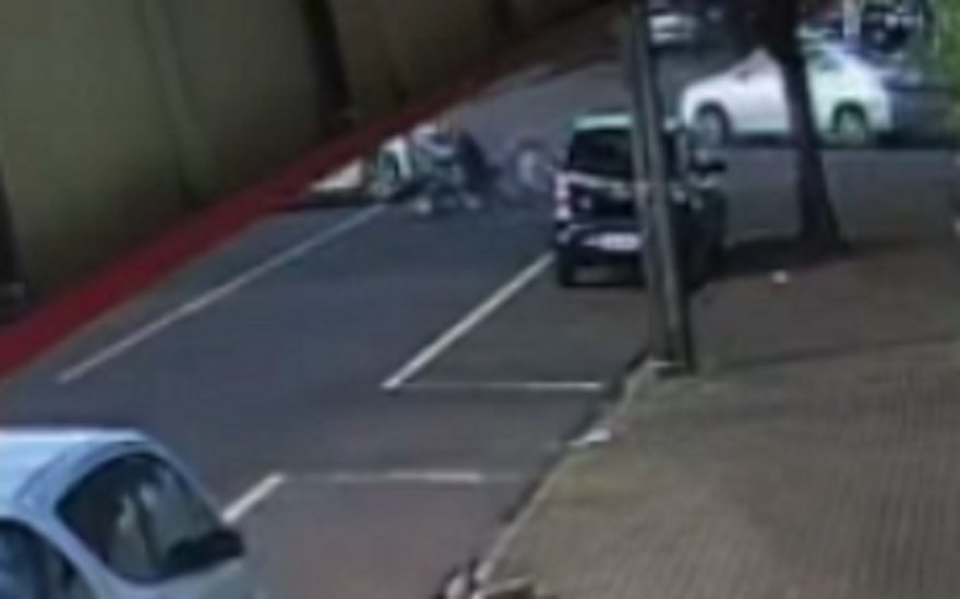 Vídeo mostra momento em que Focus bate em BMW e derruba motociclistas