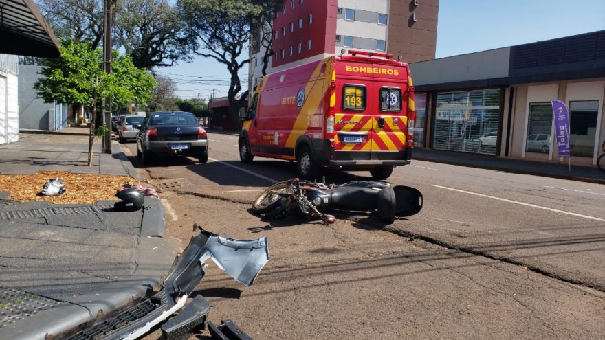 Honda Bros e Corolla se envolvem em colisão na Rua Paraná, no Centro