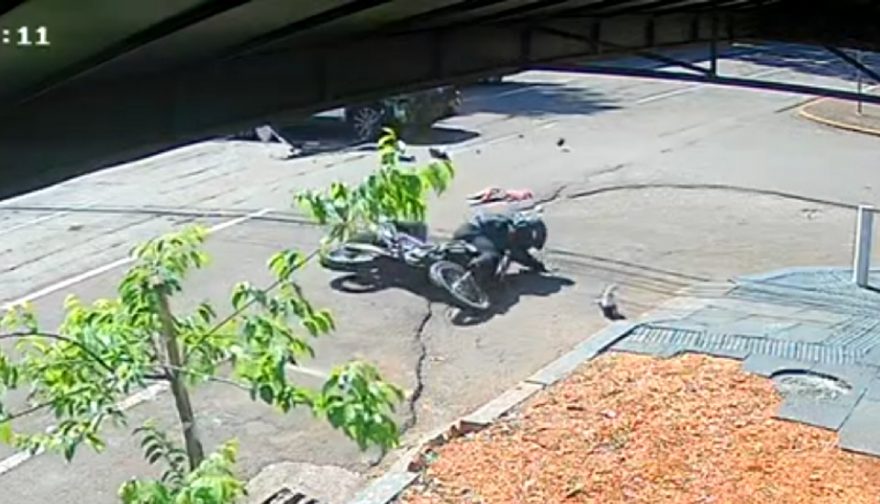 Câmera registra momento que motociclista é arremessado à via após colisão com Corolla