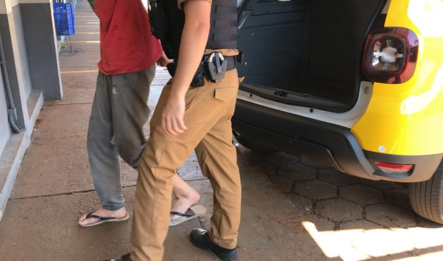 Ao avistar viatura da PM, jovem de 18 anos foge e ao sofrer queda é detido com cocaína
