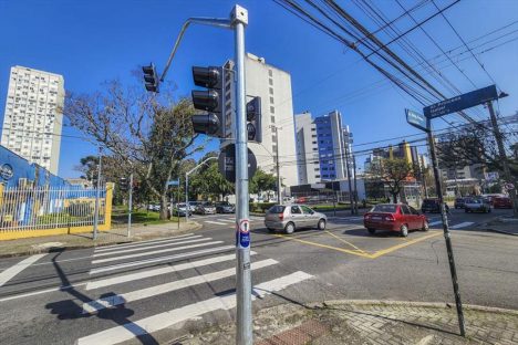 Zelo por Curitiba: Setran instala novos semáforos em 3 cruzamentos movimentados Imagem referente a Zelo por Curitiba: Setran instala novos semáforos em 3 cruzamentos movimentados