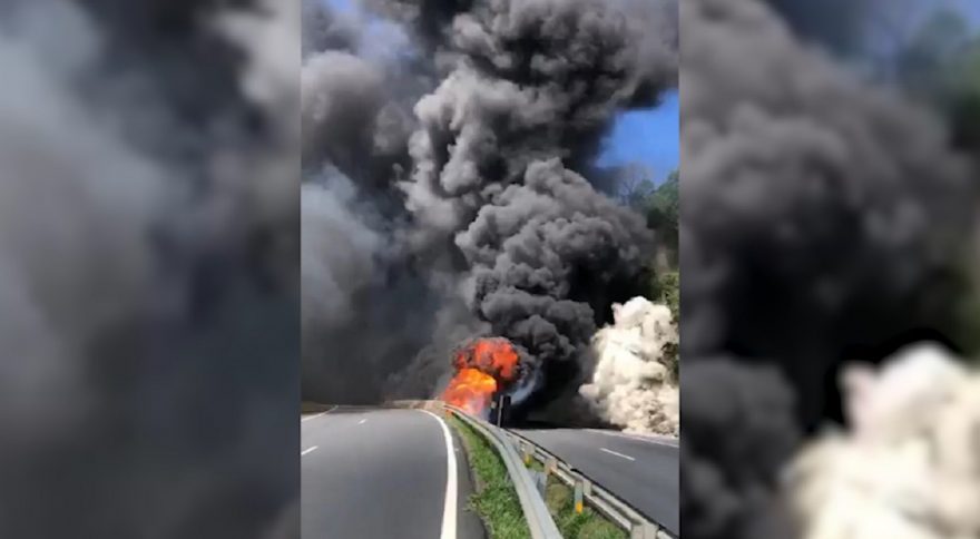 Colisão envolvendo três caminhões deixa rodovia BR-376 interditada após explosões