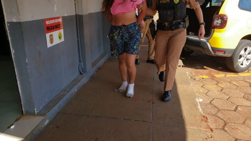 Armada com faca, mulher é presa após tentar roubar produtos em um supermercado