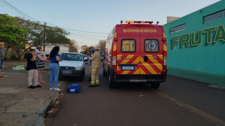 Mulher fica ferida ao ser atropelada por ciclista na Rua Buenos Aires