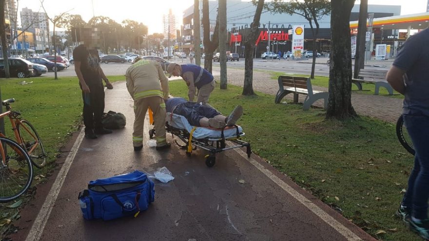 Homem quebra o braço ao cair de bicicleta na ciclovia da Avenida Brasil