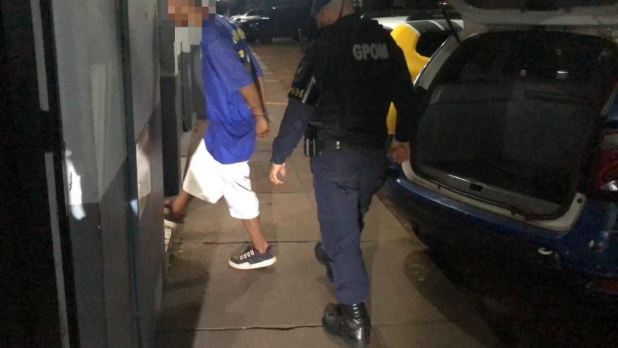 Ao verificar denúncia de tráfico, GPOM prende jovem com mandado de prisão em aberto