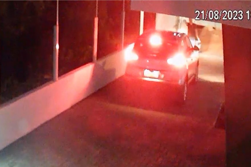 Armado, ladrão em fuga rouba ao menos dois carros em Cascavel