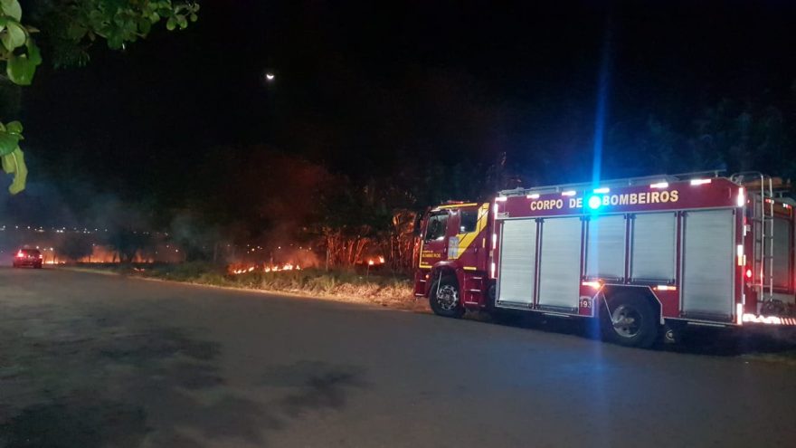 Bombeiros combatem incêndio em vegetação no Quebec