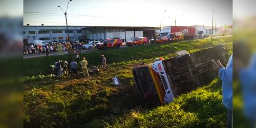 Dez crianças ficam feridas em acidente com ônibus escolar na BR-277 em São José dos Pinhais Imagem referente a Dez crianças ficam feridas em acidente com ônibus escolar na BR-277 em São José dos Pinhais
