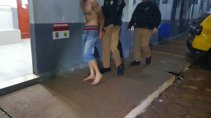 Indivíduo é preso após desferir socos e chutes na esposa
