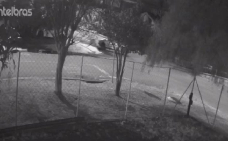 Vídeo mostra jovem sendo arremessado à calçada após forte colisão com carro