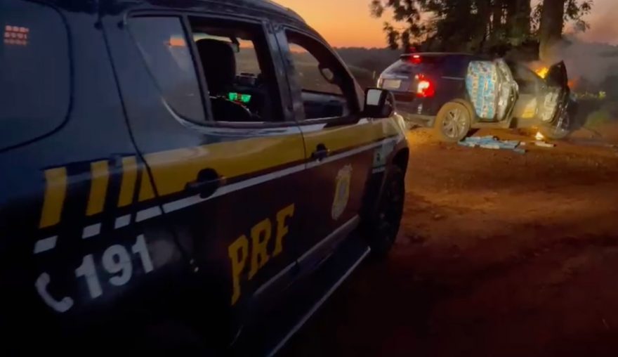 Veículo bate e pega fogo ao fugir da PRF em Cascavel