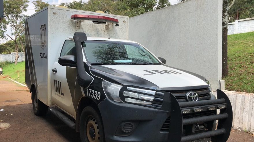 Corpo de Moacir Faria, 41 anos, que morreu esfaqueado em Três Barras é levado ao IML