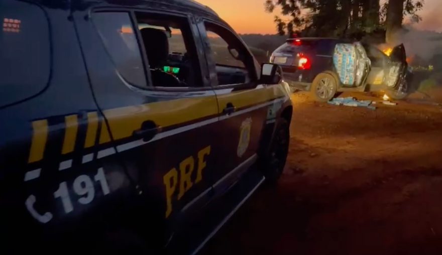 Veja a perseguição da PRF que terminou com veículo incendiado após bater contra árvore