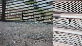 Porta de sala comercial é destruída por disparo de arma de fogo em ocorrência de roubo de carro