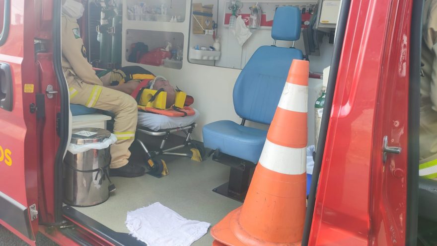 Homem cai de telhado de residência e precisa ser socorrido pelo Siate