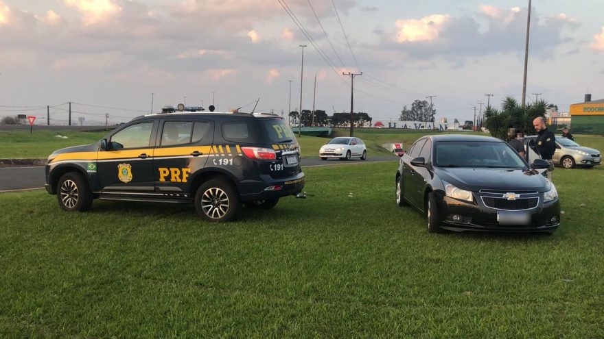 PRF realiza fiscalização de trânsito no Trevo do Guarujá