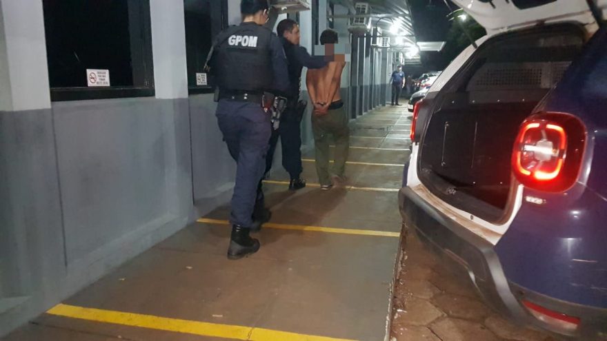 Morador de rua é detido após quebrar vidraça de estabelecimento