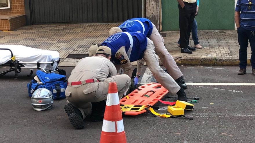 Motociclista tem lesão na perna após colisão na Rua Souza Naves, no Centro