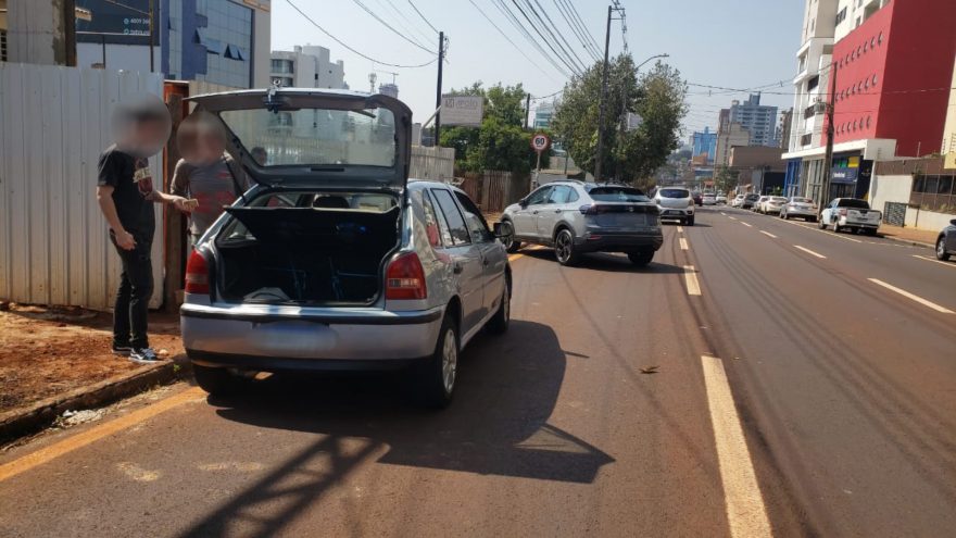 Troca repentina de faixas provoca colisão entre veículos no Centro