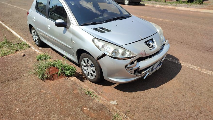 Forte colisão frontal entre carro e moto é registrada no Centro