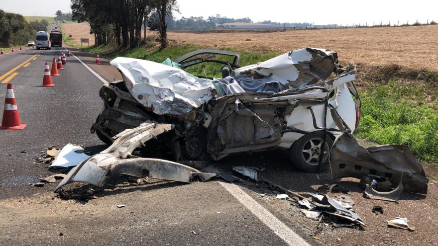 Vítima morre em grave colisão de trânsito entre carro e caminhão na BR-277