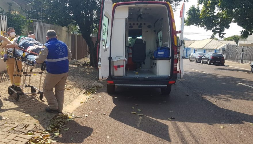 Idosa fica ferida ao sofrer queda em residência no Centro