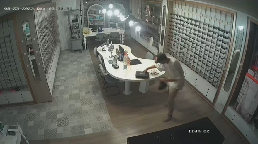 Ladrões folgados arrombam e fazem a limpa em ótica no Centro
