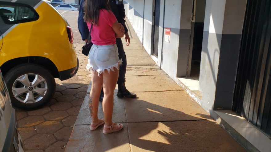Jovens são detidos na rodoviária transportando bolsas carregadas com cigarros
