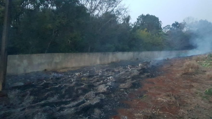Bombeiros combatem incêndio em vegetação na Rua Vinícius de Moraes