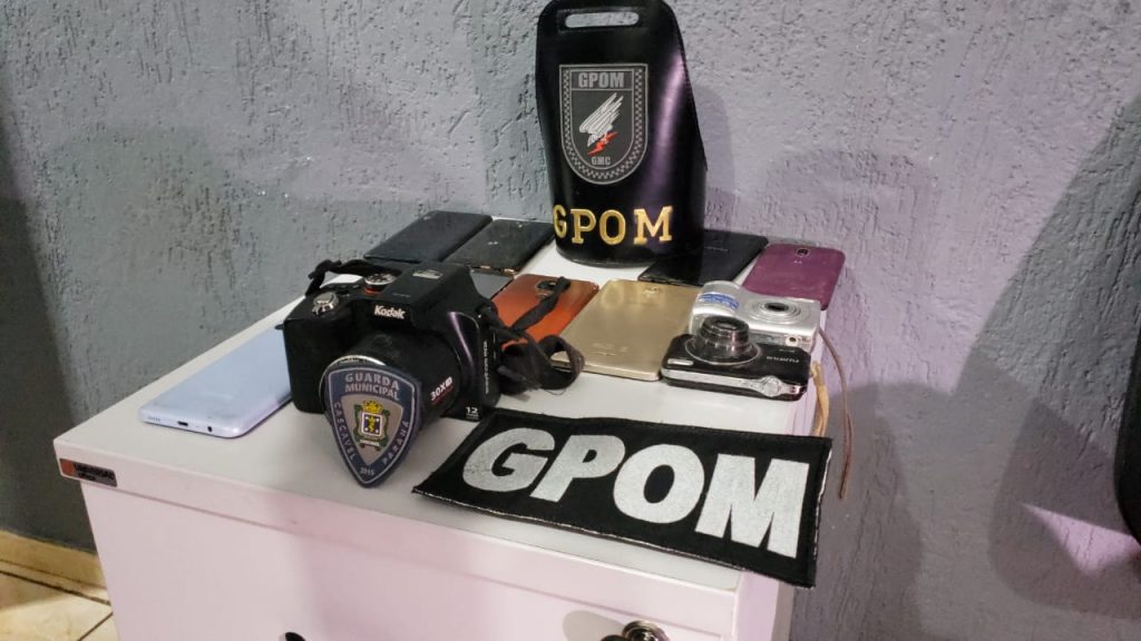 Em busca de um celular roubado, GPOM localiza sete aparelhos, três câmeras fotográficas e prende três