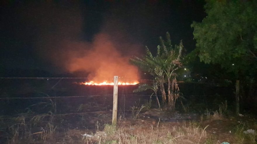 Bombeiros combatem terceiro incêndio em vegetação da noite