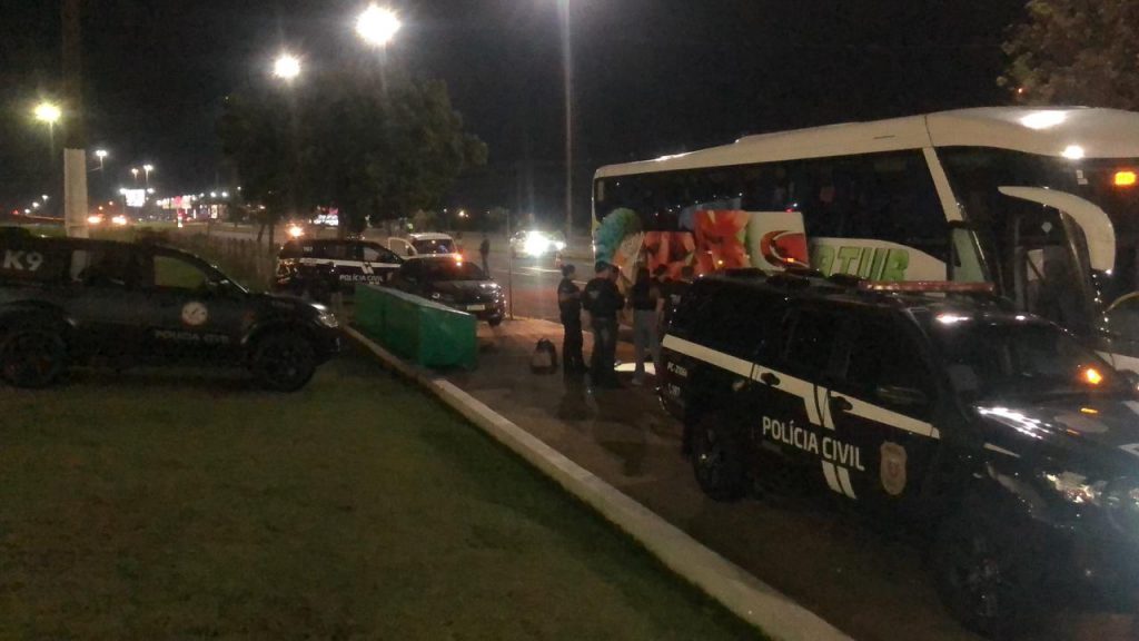 Polícia Civil realiza operação de abordagem a ônibus em Cascavel