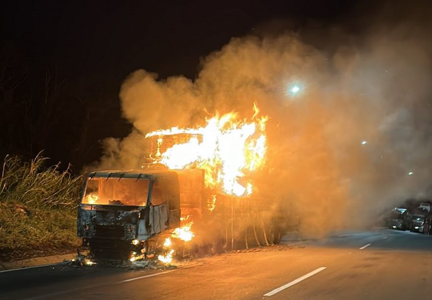 Impressionante! imagens mostram caminhão pegando fogo na BR-376 em Guaratuba