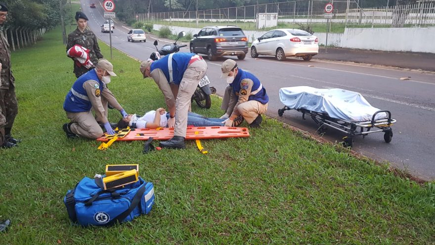 Mulher fica ferida ao sofrer queda de moto na Rua Bom Jesus