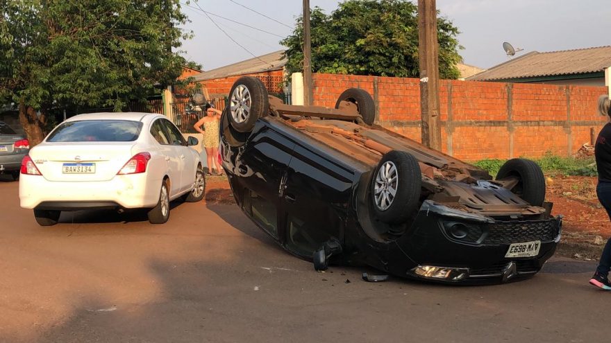 Colisão seguida de capotamento é registrada no Bairro Esmeralda